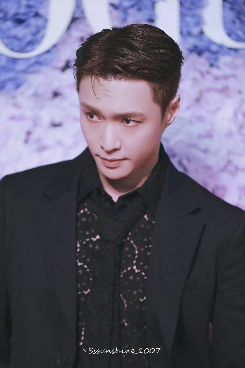 ItsNutella_Girl's tweet photo. • چرا یکیش و کیوت میبینم، یکیشو سکسی؟! 💜👼🏻

#YIXINGISCOMING EAST ON WAY
#LAY #레이 @layzhang 
@weareoneEXO @B_hundred_Hyun https://t.co/xR9VxkpYDJ