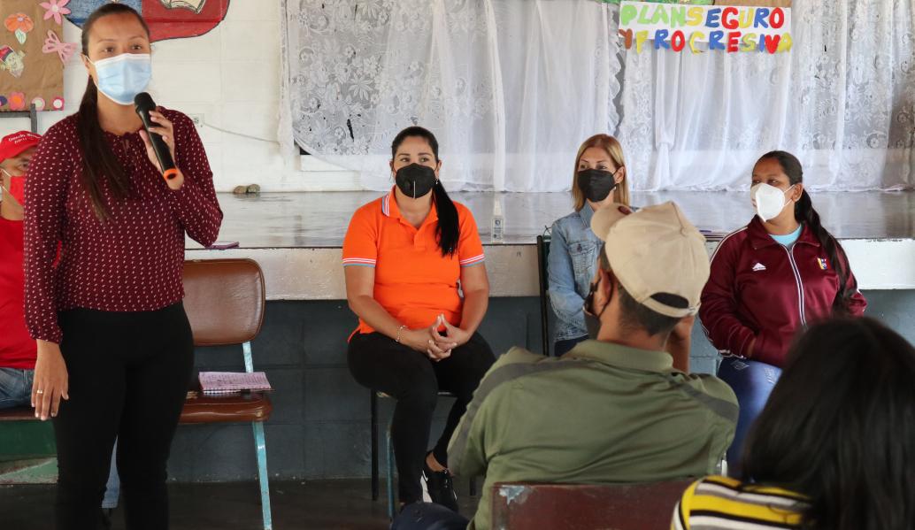 Iroschimajpsuv's tweet image. En compañia de la Sra Reina de Márquez, la candidata a la @AlcaldiaDValera Angie Quintana sostuvimos un nutrido encuentro con los líderes y lideresas de la parroquia La Puerta que forma parte importante para el desarrollo productivo  y turístico de nuestro municipio.