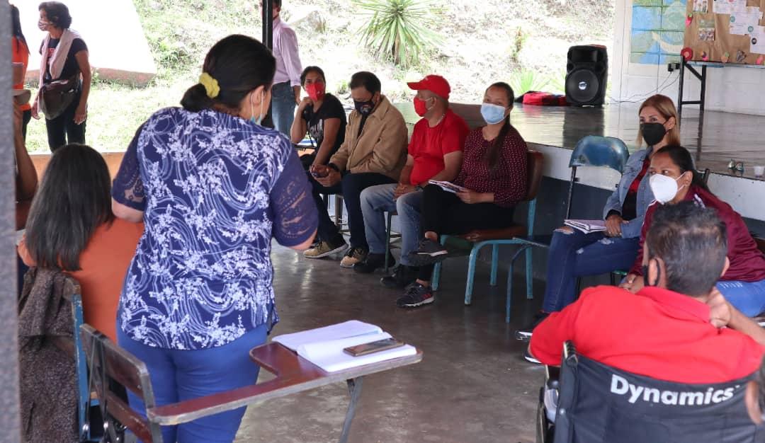 Iroschimajpsuv's tweet image. En compañia de la Sra Reina de Márquez, la candidata a la @AlcaldiaDValera Angie Quintana sostuvimos un nutrido encuentro con los líderes y lideresas de la parroquia La Puerta que forma parte importante para el desarrollo productivo  y turístico de nuestro municipio.