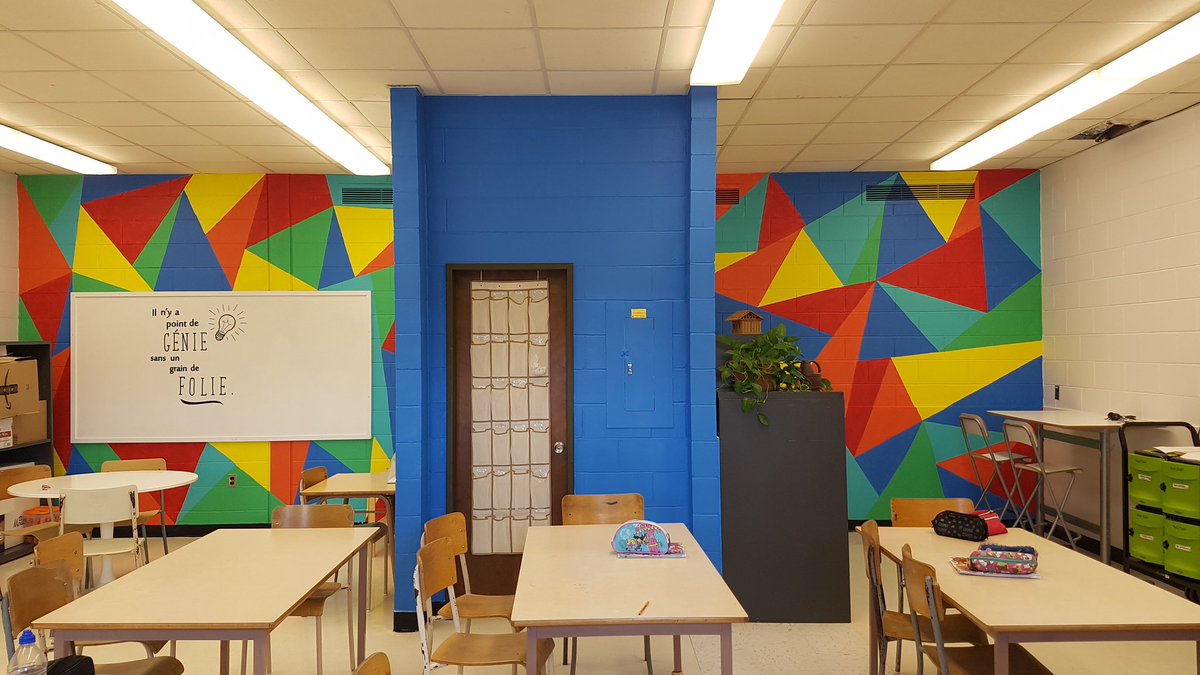 Pour y avoir mis beaucoup de temps et de coeur (avec quelques collègues et élèves qui ont prêté mains fortes), voici une vue de ma nouvelle classe 😍