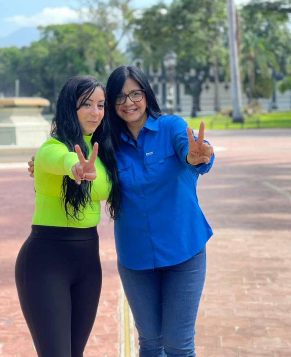 Desde el Estado #Aragua  con el Municipio Santiago #Mariño <a href="/Soykarinacarpio/">Karina Carpio</a>  a la Gobernación y <a href="/johanitakenpo/">Joana Sánchez</a>  a la alcaldía #AraguaTieneConQué 
#mujeresRevolucionarias 
Rumbo a la victoria del #21nov con <a href="/psuvsm/">psuvmariño</a>