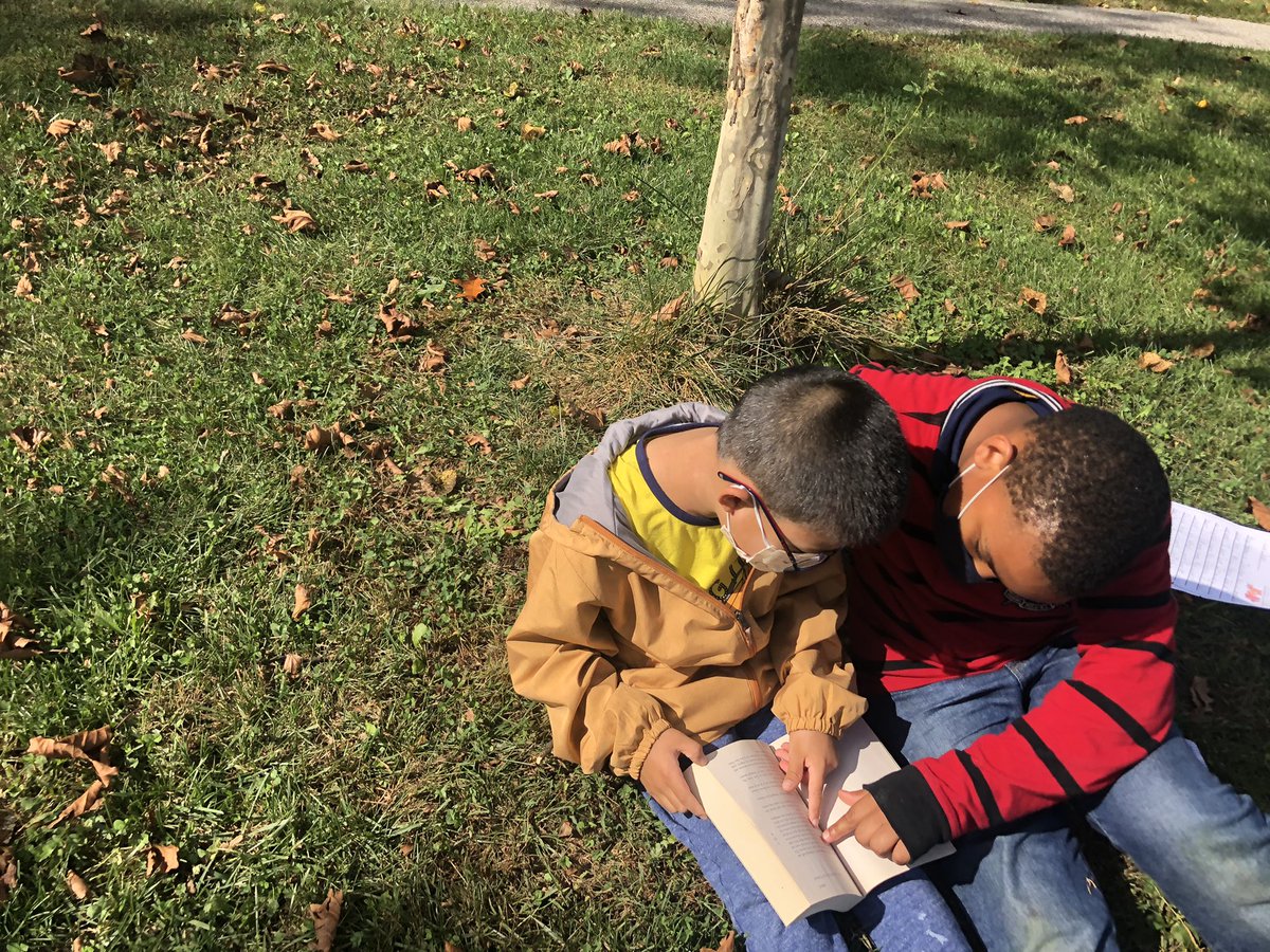 MrsStefanik's tweet photo. When Pen pals meet to read together ❤️ @MrsWeis_ @Team_MCES #labs https://t.co/51mlFckh4x