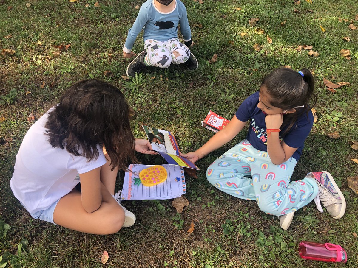 MrsStefanik's tweet photo. When Pen pals meet to read together ❤️ @MrsWeis_ @Team_MCES #labs https://t.co/51mlFckh4x