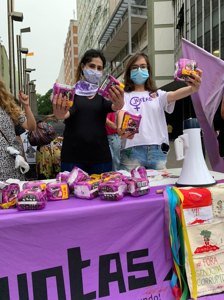 JuntasMg's tweet photo. Ato de hoje com o movimento 8 de Março Unificado RMBH 
Desobedecendo o presidente distribuindo absorventes! #AbsorventesFicamBolsonaroSai 
#ForaBolsonaroGenocida https://t.co/xAeeQJ57c5