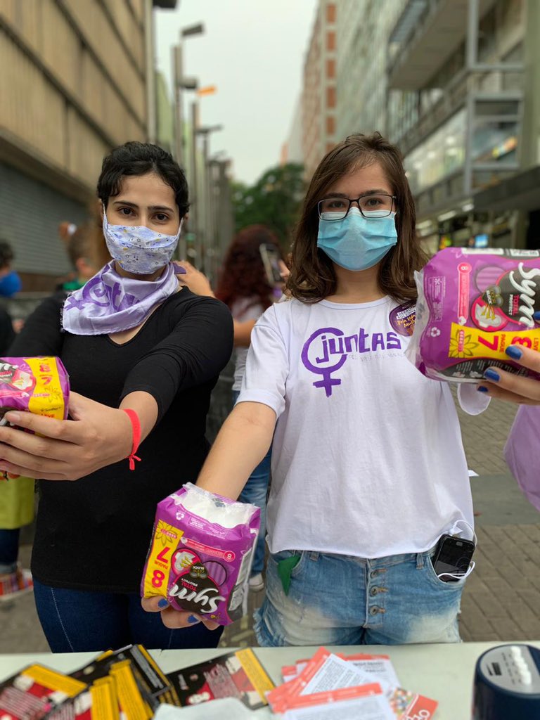 JuntasMg's tweet photo. Ato de hoje com o movimento 8 de Março Unificado RMBH 
Desobedecendo o presidente distribuindo absorventes! #AbsorventesFicamBolsonaroSai 
#ForaBolsonaroGenocida https://t.co/xAeeQJ57c5