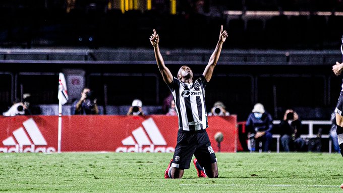 Fabinho comemorando seu golaço no empate por 1 a 1 com o São Paulo. Foto: Felipe Santos / Ceará SC