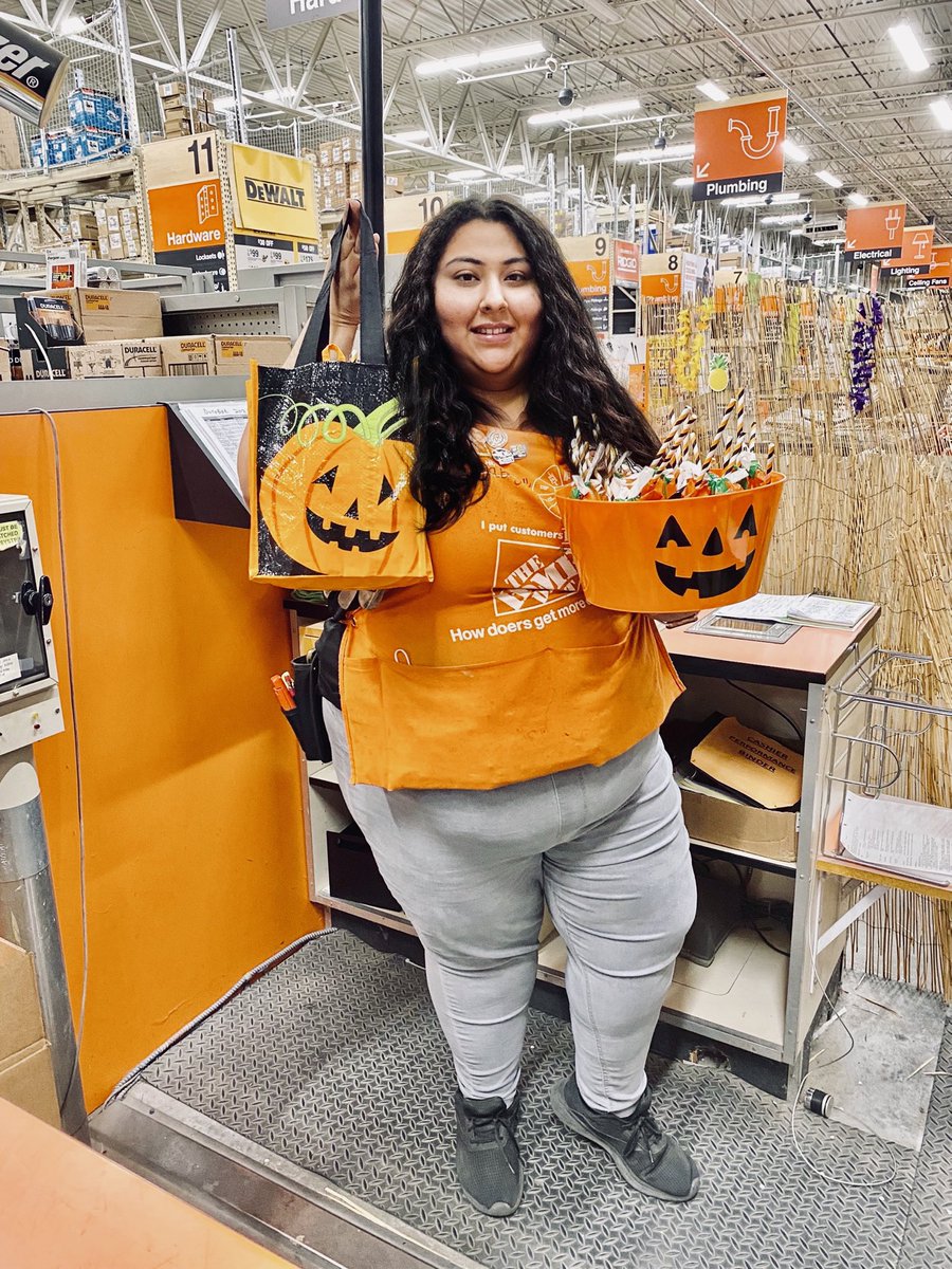 Kristin1108's tweet photo. Gabby is demonstrating goody bags my grandson William helped me make for the cashier appreciation !!! https://t.co/dBFMjzrntb