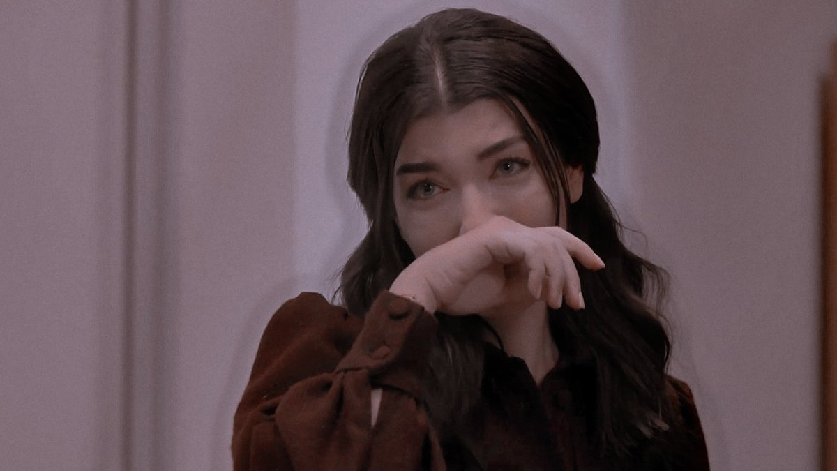 Güçlü, cesur, riskli ve en iyi anne. Umay ilk andan itibaren çocukları için savaştı, onları önüne koydu ve aynı istismarı görmemeleri için kocasının şiddetine katlandı. Karakterinin gerçekçiliğinden o kadar memnun kaldım ki onu çok özleyeceğim... 😔♥️ çok iyi yaptın ayçiçeğim ✨