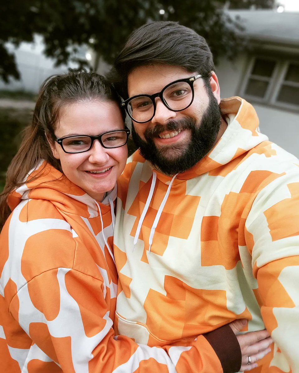 TheCEscalante's tweet photo. I'M A GIRAFFE!!! Have you checked out @macncheesep1z's new merch line? Be sure to check it out at https://t.co/hNGgMqatjs and get your #MacMerch!
(Swipe for cute surprise at the end!) π https://t.co/VbYcKdLaE0
