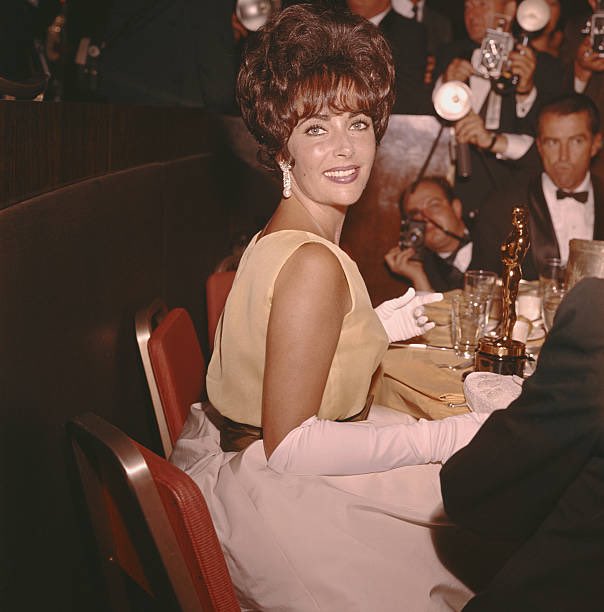 Elizabeth Taylor with her Oscar for Best Actress in BUTTERFIELD 8 at the 33rd Academy Awards, Santa Monica, 1961.