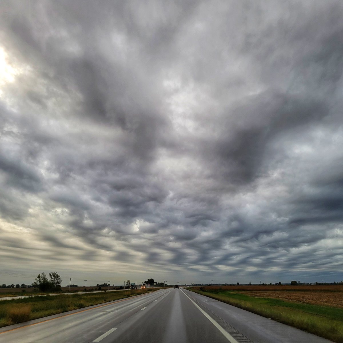 yes_hi_hello_'s tweet photo. Missouri and Kentucky Clouds. #TravelingIsFun https://t.co/Kt94O9kjRL