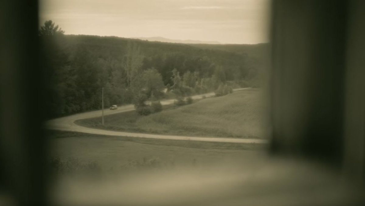 PopCrave's tweet photo. .@Adele starts off her new era moving out of the home seen in the music video for “Hello.” #EasyOnMe https://t.co/Fl0GY5KYBf