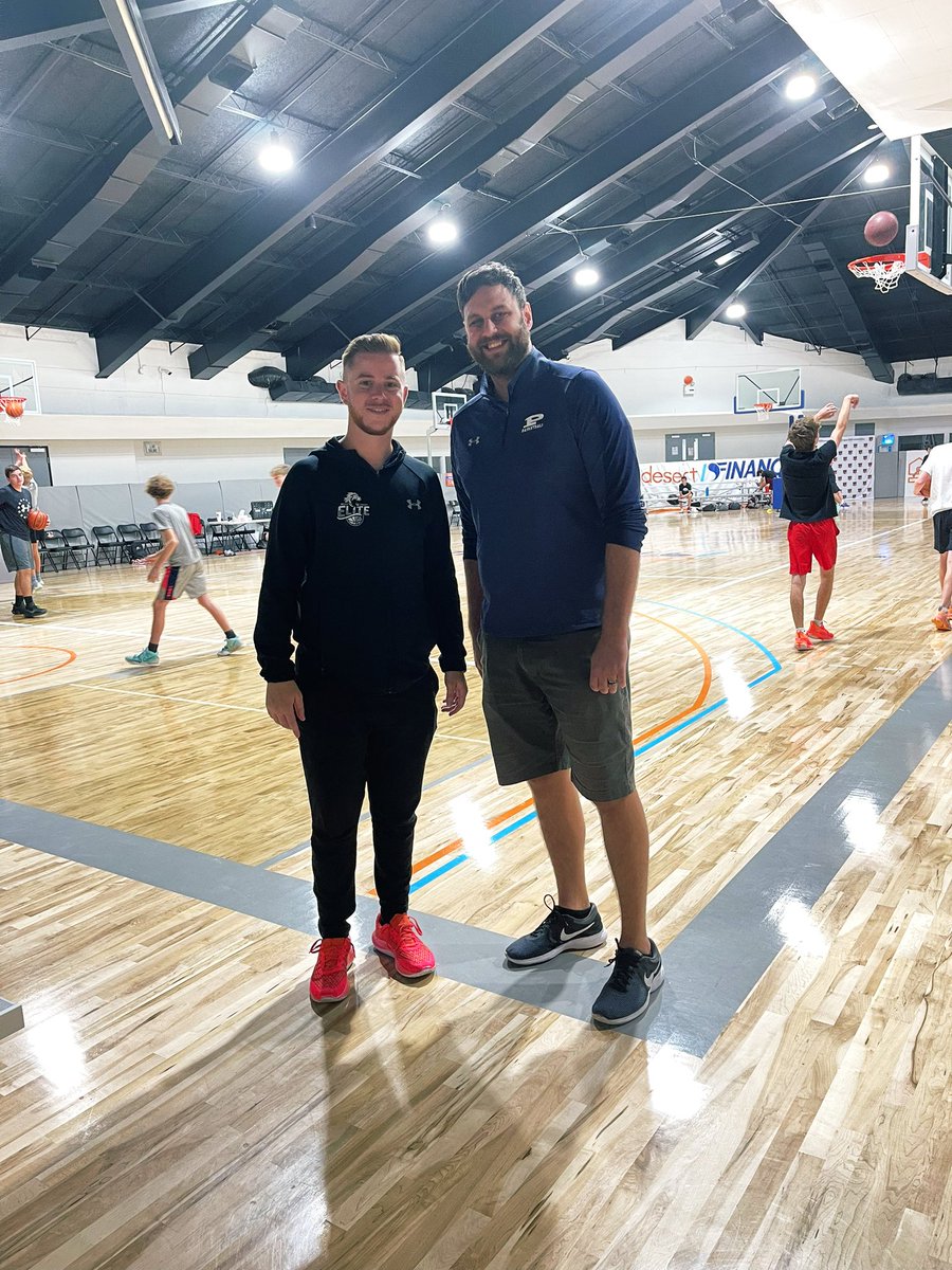 OpenGymP_Jake's tweet photo. Great meeting w/ @PeakBasketball head man Taylor Rohde today in Phoenix

Has followed up impressive playing career with even more impressive start to what will be a lasting impact in community. Incredible things coming with his program, new facility, &amp; more

#ThePyramid

🏀🤝🔥💯 https://t.co/D3gKMh9wNr