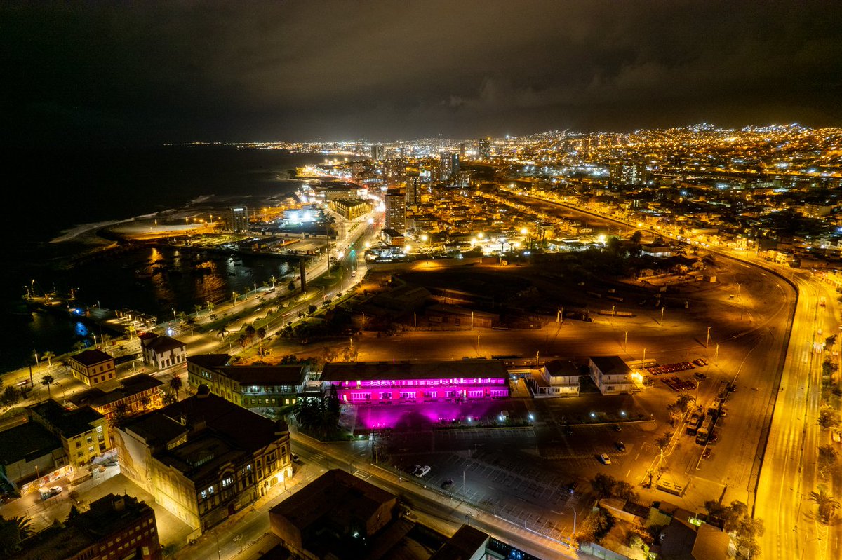 EquipoFCAB's tweet photo. La realización de mamografías disminuyó considerablemente durante la pandemia, es por esto que, con el propósito de concientizar a la comunidad, como #FCAB nos sumamos a esta campaña iluminando de rosado el frontis de nuestro edificio en calle Bolívar por 3er día consecutivo 👩🟣 https://t.co/JkuyzG6Z8J