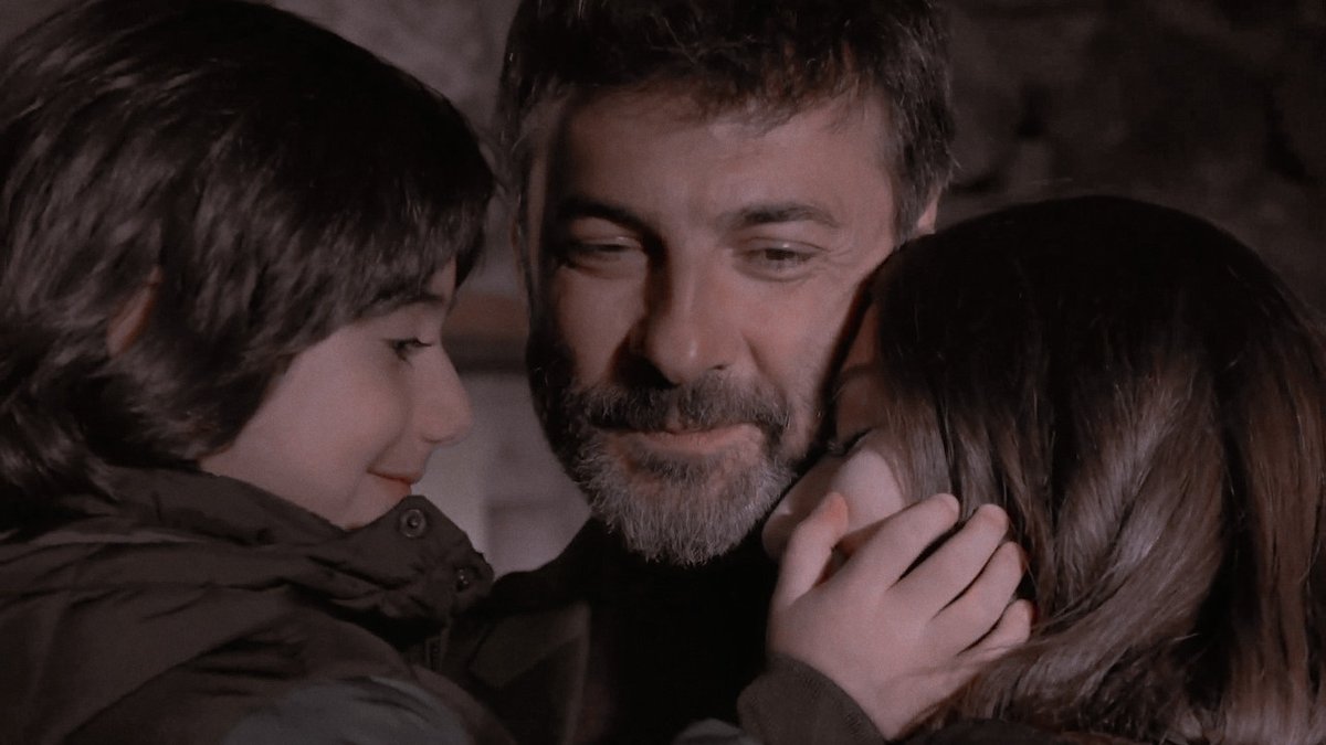 Melik'in annesinin yanağına dokunması ve ona hayranlıkla bakışı 🤧♥️ 

#UzakŞehrinMasalı #UmKür