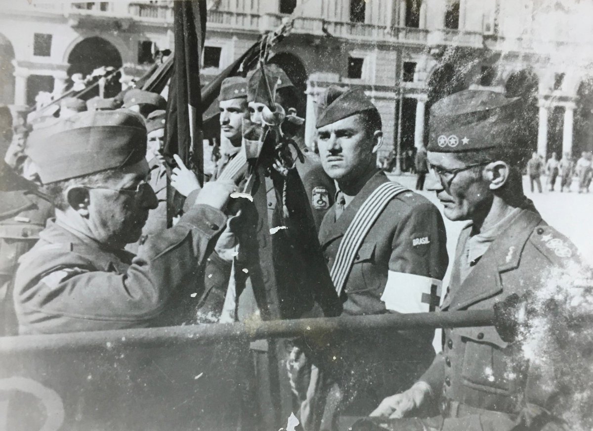 Forca46's tweet photo. O general Mascarenhas de Moraes condecora o 1º Batalhão de Saúde da @feb_brasil. O oficial em primeiro plano à direita é o Ten cel. Antônio Bonifácio Borba, comandante do batalhão. https://t.co/PeCGUffc95