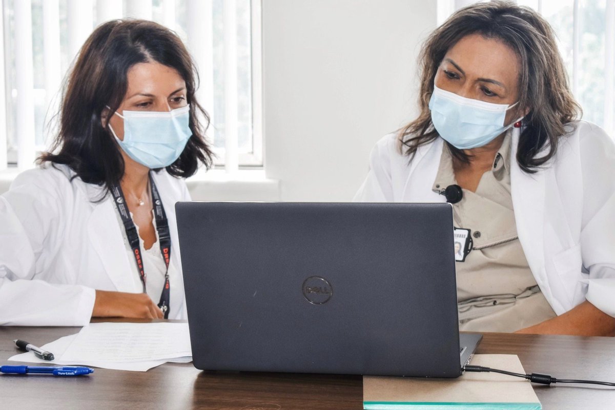 nahilab's tweet photo. L'histoire de @DrNadiaChaudhri a sensibilisé de nombreuses femmes au cancer de l'ovaire. La maladie est souvent détectée à un stade trop avancé...mais des chercheurs du @cusm_muhc veulent changer la donne. Mon reportage à @heuredumonde  https://t.co/JiZ6SR6Eow https://t.co/FoY9o9Iwb5
