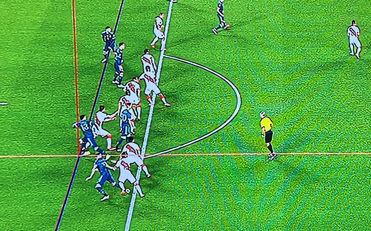 Tato_Aguilera's tweet photo. El VAR cobró una posición adelantada muy similar a la de #PulpitoGonzález ante #Mineiro -la rótula-
#Romero después cabecea y convierte el 1-0. 
Esta clase de posiciones adelantadas desnaturaliza el juego. 
Esta fue por la uña del dedo gordo. https://t.co/HaoFY1BZW2