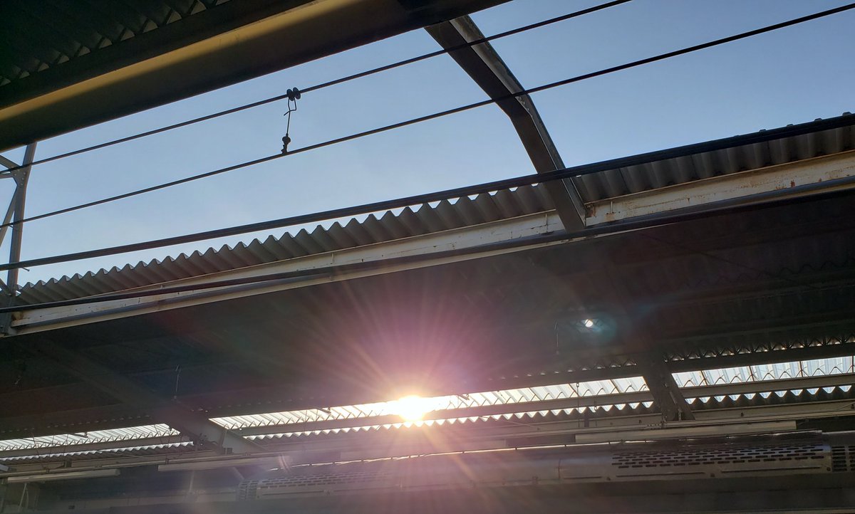 nobunobuenshutu's tweet photo. #イマソラ #いまそら #横浜 #青空
だけど、雲多めな #朝日🌥️
昨日の移動中の #夕日 の方が眩しかった😆☀️(2枚目)
昨晩は教壇&残業後、深夜の #夕飯 #赤ワイン #牛肉 兼 #ボイトレ #精密採点Ai #森山直太朗 さん #風唄🎤😏
今日は楽しみにしていた事である場所へ…🤔✨
お互いに良き一日を~😌🍀 https://t.co/XBmM5qvyG3