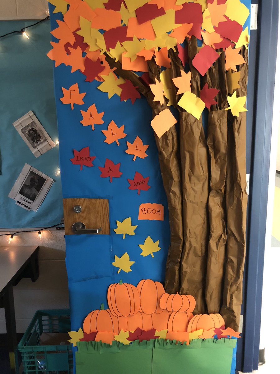 MsFrank_WMS's tweet photo. We love a good door dec competition! #FallIntoAGoodBook #LivinTheKnightLife @Hamilton_WMS https://t.co/lqj8TE470R