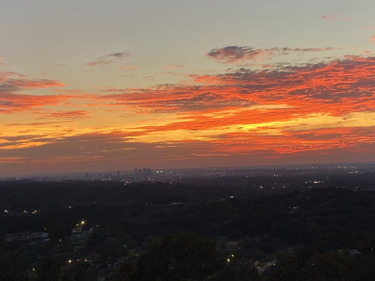 Allen_B__'s tweet photo. Never. Gets. Old. Ever.
#SweetHome #Alabama #ALwx #MagicCity #Clouds #Sunset #HikeAL https://t.co/O0sfhFXVuI