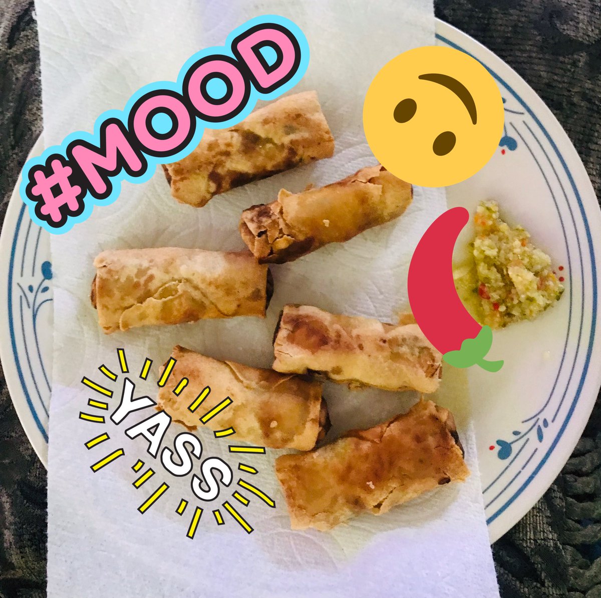 realMJSharma's tweet photo. My afternoon groove snack. Mini veggie egg rolls. With my special paste as dipping sauce (garlic,ginger,spicy chili) aka holy trinity😁. With cardamom infused hot tea.😎👇🏽.
#SharingIsCaring
#CookingAtHomeWithJay https://t.co/h3PhVI1lup