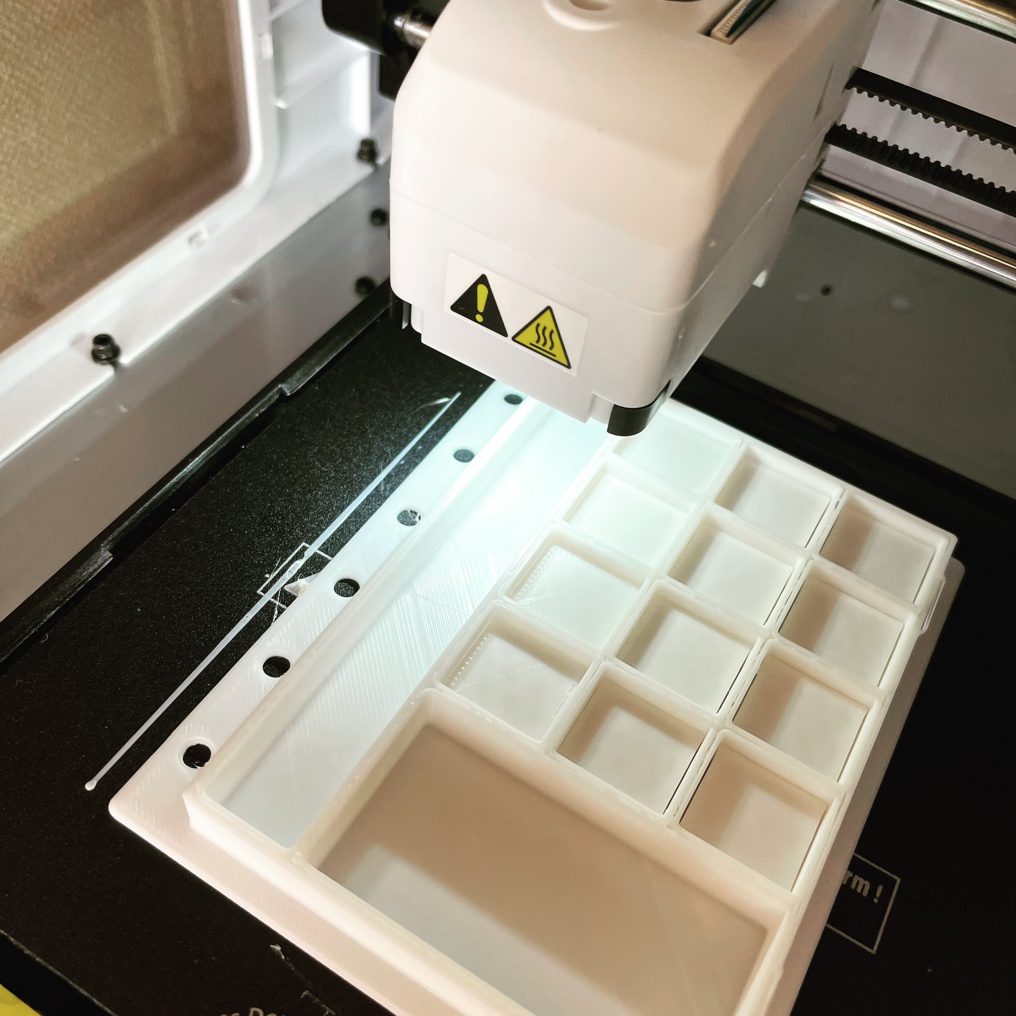 みい システム手帳用の絵の具パレットリフィル 違うデザインでプリント中 今度は筆 収納付きです ちょっと深型になってしまうのと 入れられるペンや筆のサイズが限られます 3dプリント Fusion360 Adventurer3 システム手帳 お絵描き 絵の具