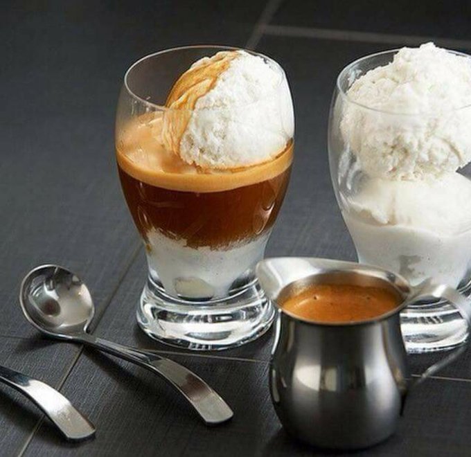 Аффогато кофейные напитки. Кофе с мороженым как называется. Кофе глясе. Эспрессо аффогато. Глясе кофейные напитки.