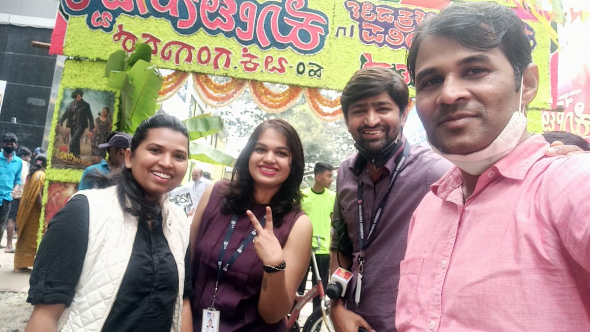 Shilpagowda_BC's tweet photo. ಅದ್ದೂರಿ ‌ಮೇಕಿಂಗ್..ಅದ್ಭುತ‌ ಸೆಟ್ .ಕಲರ್ಫುಲ್ ಸಾಂಗ್.. ಕೋಟಿಗೊಬ್ಬ 3 ಸೂಪರ್..ಅಬ್ಬಬ್ಬಾ ಬೆಳ್ಳಿ ಪರದೆ ಮೇಲೆ ಅಭಿನಯಚಕ್ರವರ್ತಿ ಎಂಟ್ರಿ ಬೊಂಬಾಟ್ ಆಗಿದೆ.ಒಂದೊಳ್ಳೆ ಫ್ಯಾಮಿಲಿ ಎಂಟರ್ಟೈನ್ ಸಿನಿಮಾ.ಕುಟುಂಬ ಸಮೇತ ನೋಡಿ, ಒಳ್ಳೆ ಮನರಂಜನೆಯ ರಸದೌತಣ ಪಡೆಯಬಹುದು..The Lion is back @KicchaSudeep https://t.co/kiPsfgWpPy