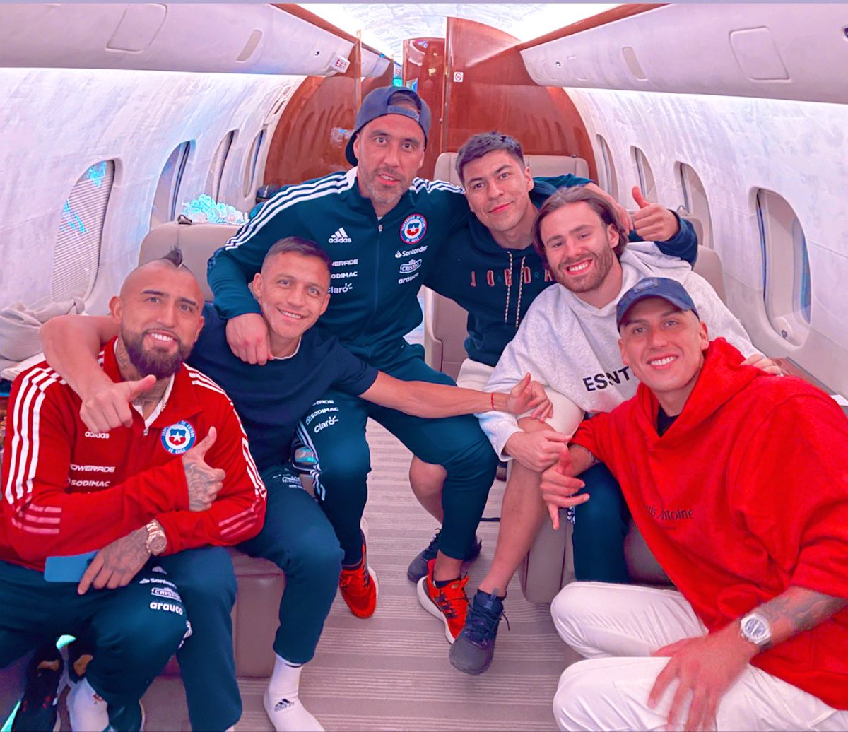 C1audioBravo's tweet photo. Vuelta a casa agradecido de todo el cariño y respeto hacia todos nosotros. Y mucho más en los malos momentos 💪🏻 seguimos en busca del objetivo 💪🏻 todos juntos! 
🇨🇱❤️ https://t.co/VsApU6dA9k