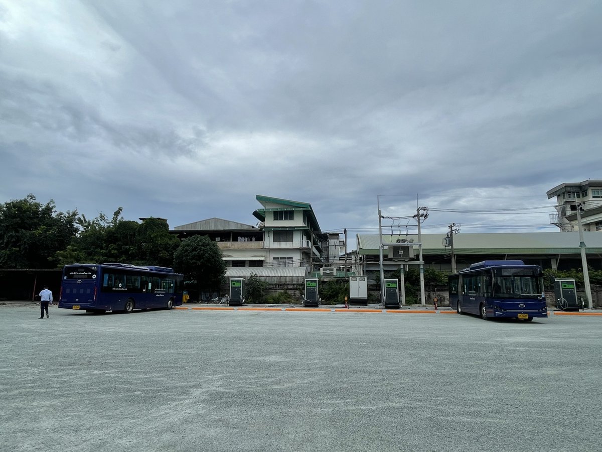 waii_woo's tweet photo. Recently 10units of #ATESS 300kW ultra-fast chargers installed for the "Thai smile bus" #chargingstation have been put into actual use. These E-buses powered by 250-350 Lithium-ion batteries can be charged within 15 minutes and drive up to 250-350 kilometers.@AtessPower https://t.co/pwxnBgvftN