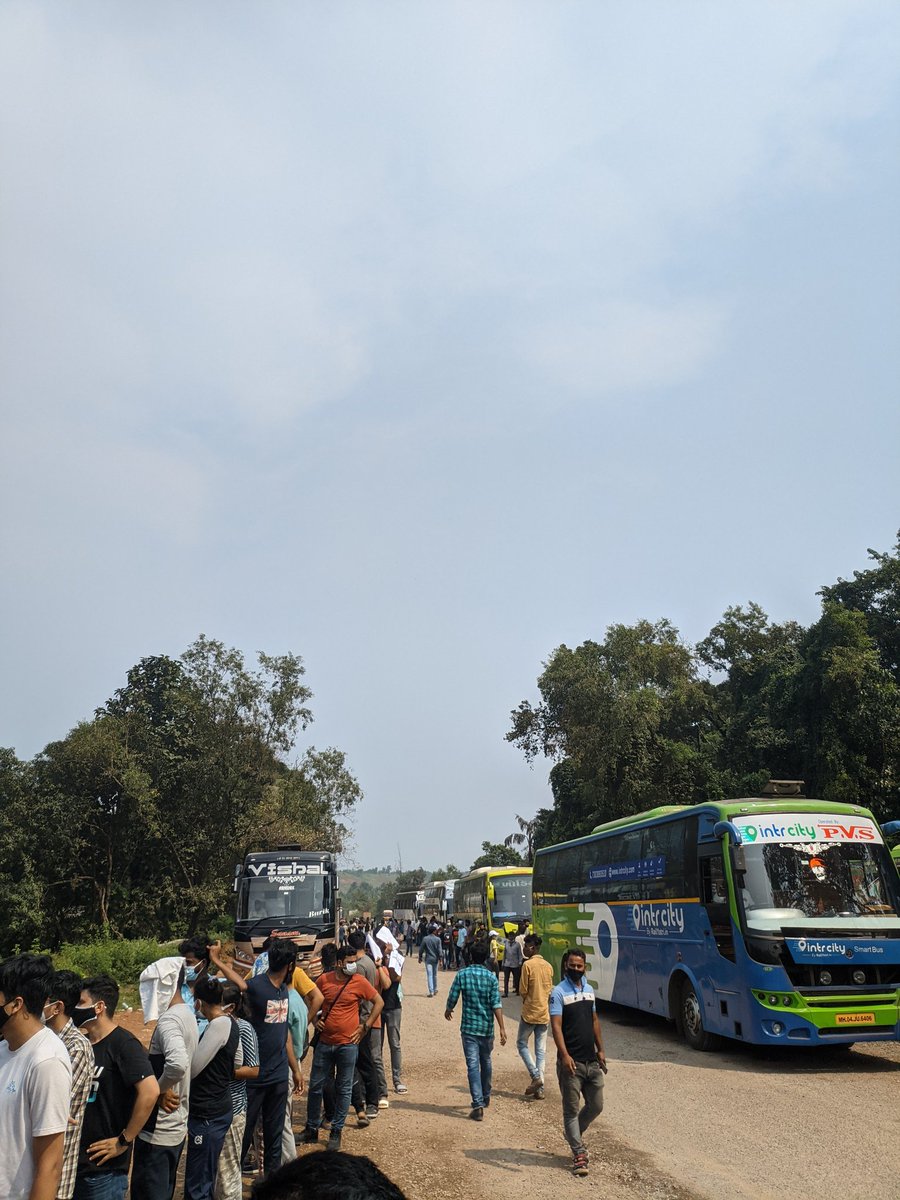 owes_sk's tweet photo. Passengers standing in queues since almost 3+ hours at #Goa border. Pathetic management by the authorities to handle vaccine verification. Total chaos at the moment. Someone should look into this asap. @goatourismtdg @goacm @goa @AUThackeray https://t.co/bA3Kq47VtQ
