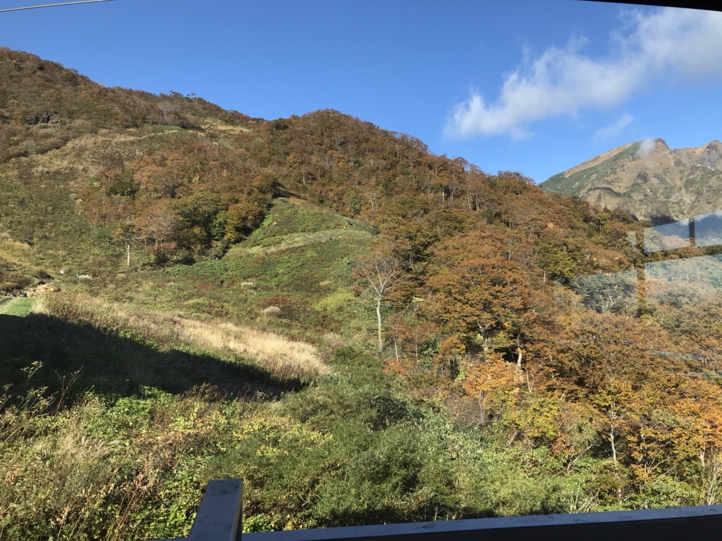 みなかみ町観光協会minakamita 本日10月15日 金 の谷川岳の山頂付近 写真1枚目の奥 と天神平 写真2枚目 の様子です 谷川岳 谷川岳ロープウェイ 観光リフト 天神平 紅葉情報 登山 トレッキング T Co 29xg9islye Twitter