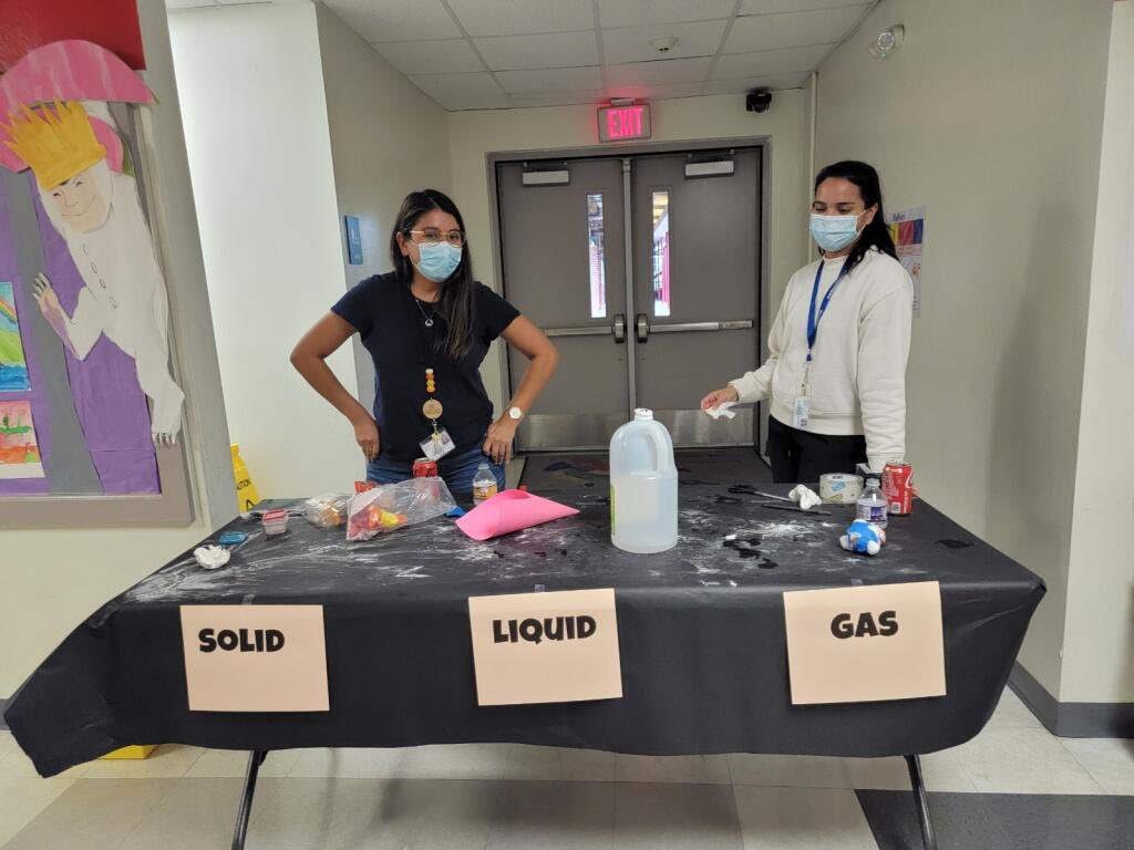 Loved STEM night! The students got to experience the three states of matter by combining vinegar, baking soda, and then creating Co2 (gas) inside a balloon. <a href="/PughRamsHISD/">Pugh Elementary</a> @aleqiiintero <a href="/LizethSolis1206/">Ms. Solis</a>