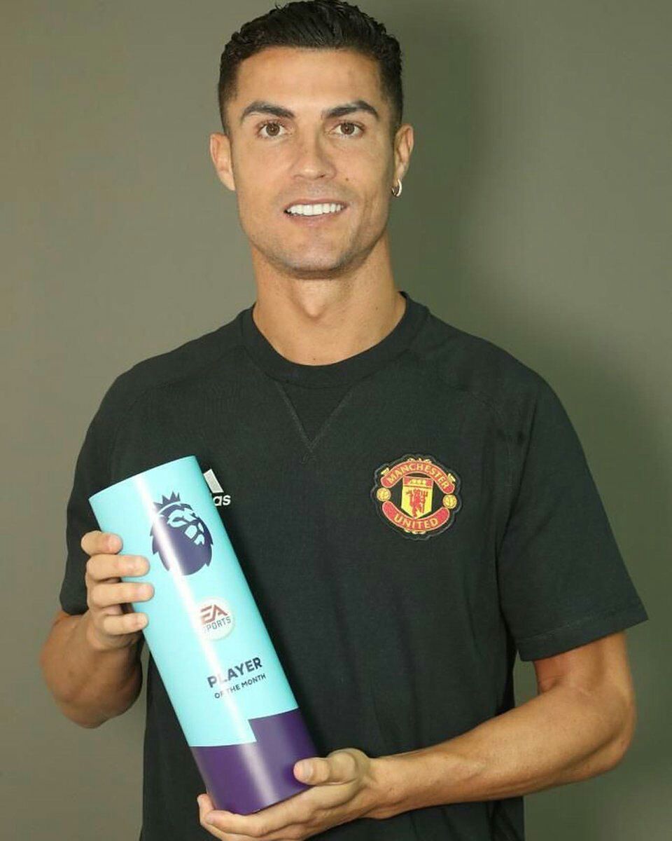 akutakutanjing's tweet photo. Cristiano Ronaldo with his Premier League Player of the Month award for September.
#MUFC #CR7 #cr7gameon https://t.co/vVM7B7itYH