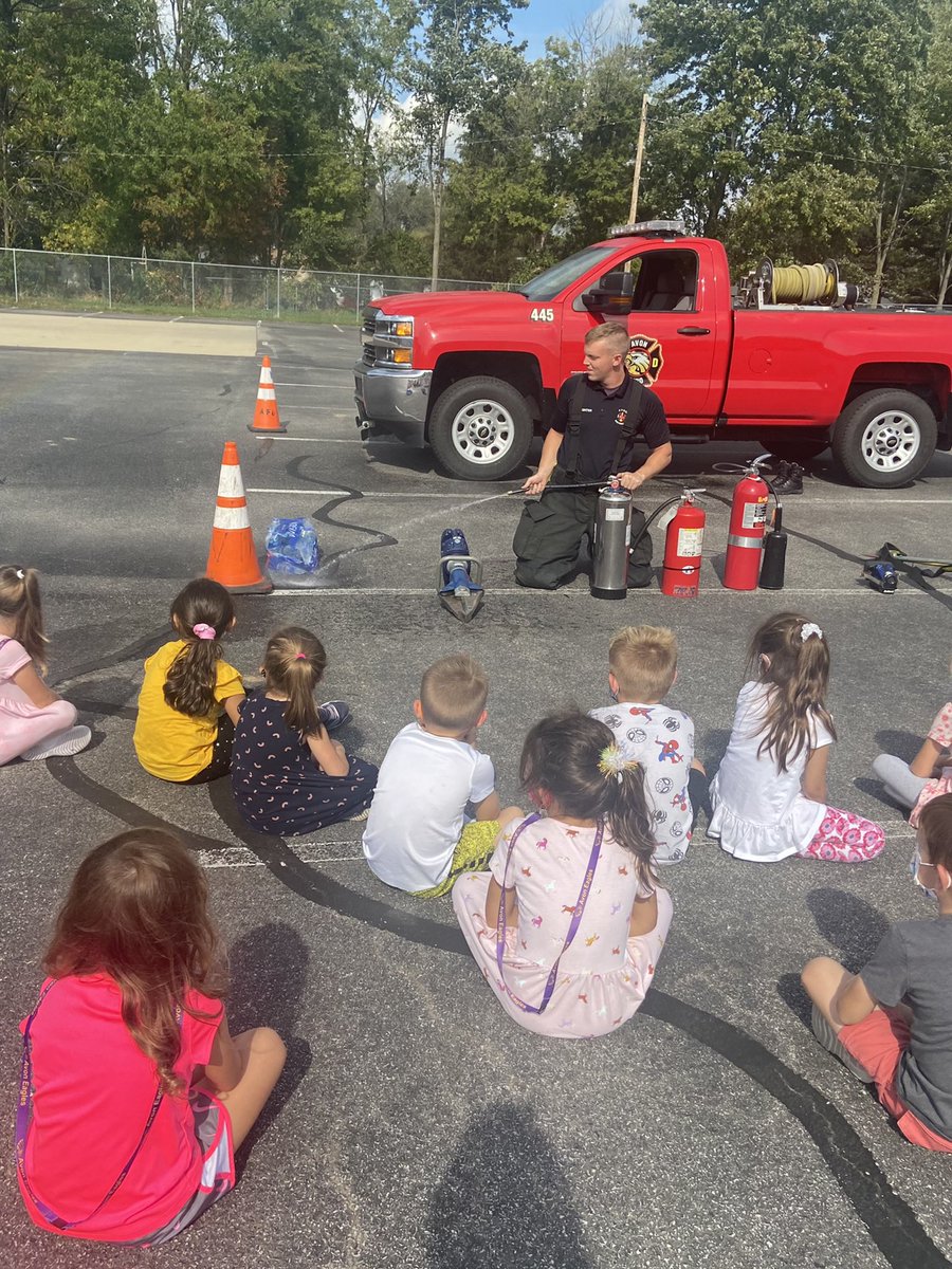 magyary_cassie's tweet photo. A special thanks to @AvonOHPolice and @AvonOHFire for talking to our students about safety today! 💜💛@AVONELC https://t.co/YbitChNVYF