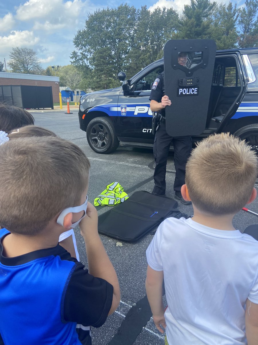 magyary_cassie's tweet photo. A special thanks to @AvonOHPolice and @AvonOHFire for talking to our students about safety today! 💜💛@AVONELC https://t.co/YbitChNVYF