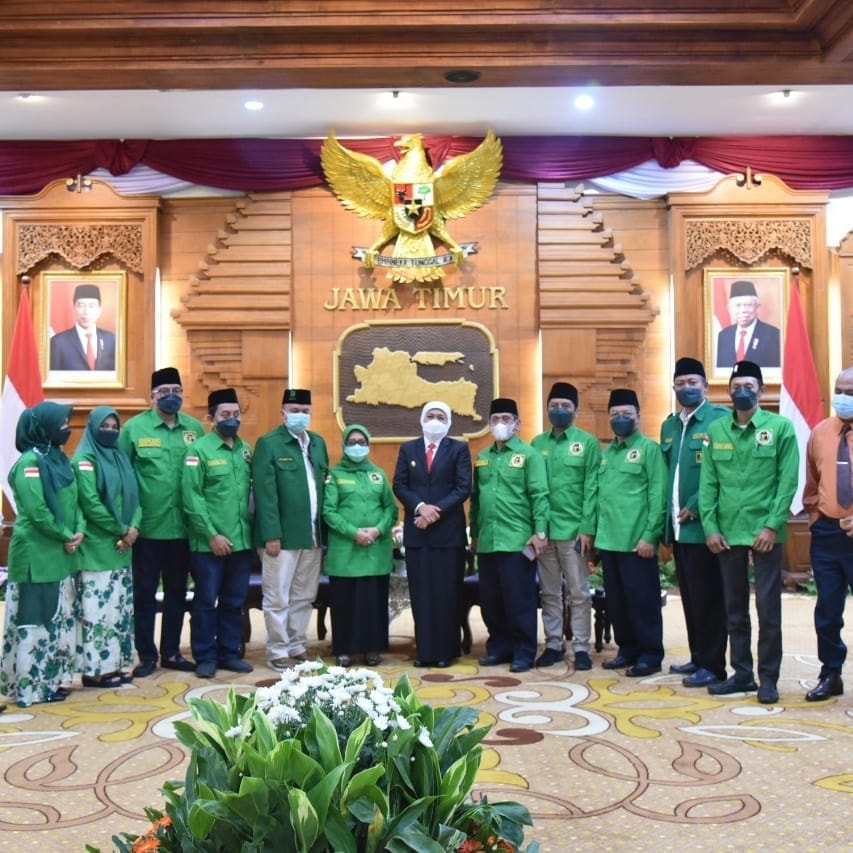 pppjatim_dpw's tweet photo. Sehari setelah taaruf dengan DPC se-Jawa Timur, Ibu Hj. Mundjidah Wahab didampingi sekretaris wilayah Habib Salim, bendahara beserta jajaran OKK bertandang ke gedung negara Grahadi silaturahim serta memperkenalkan jajaran baru PH DPW PPP Jatim kepada Gubernur ibu Khofifah https://t.co/QzzKv2fRIo