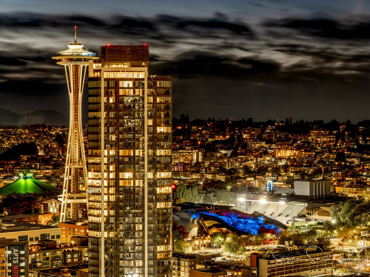 sigmas's tweet image. Black n&apos; Gold city! #Seattle #Cloudynight