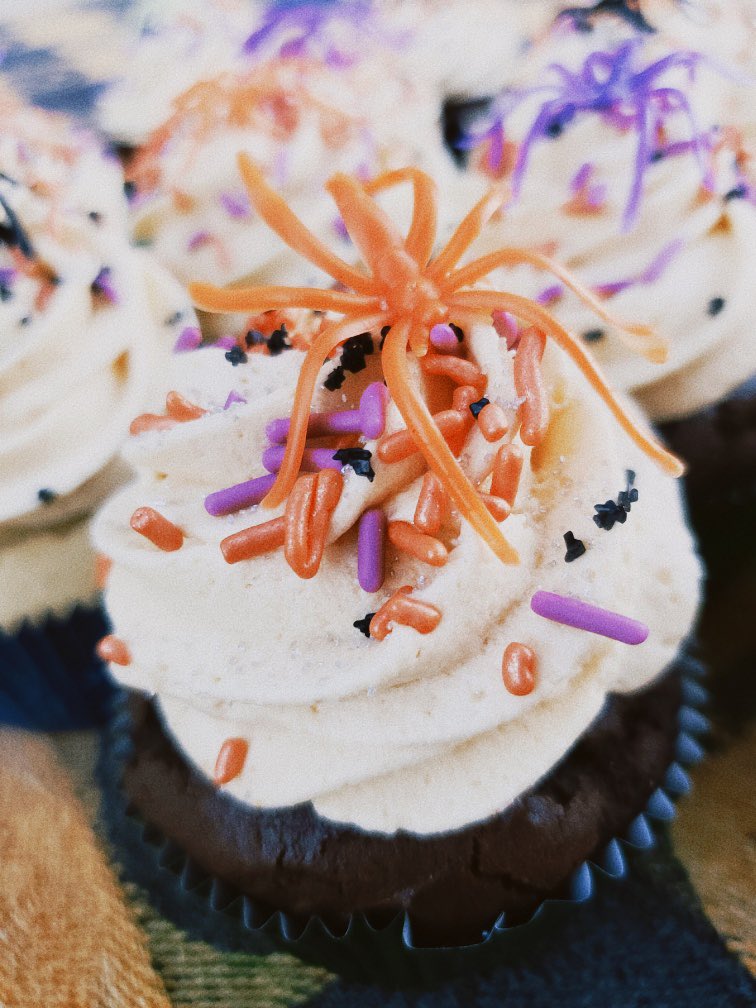 FunshineBakery's tweet photo. Creepy 🕷
Crawly 🕸
Cupcakes 🧁 😍
.
.
.
.
.
#cupcakestagram #cupcakeshop #cupcakeart #cupcakery #vegancupcakes #glutenfreecupcakes #eggfree #dairyfreelife #peanutfree #plantbasedeats #veganbakery #glutenfreedessert #azvegan #glutenfreeaz https://t.co/DTNqObyrSN