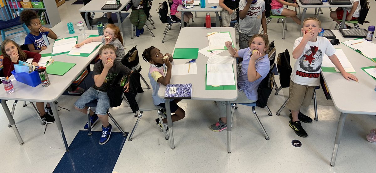 Apple Crunch Day 🍎 <a href="/WestCler/">West Clermont Schools</a> <a href="/CloughPikeElem/">Clough Pike</a> #WCconnects