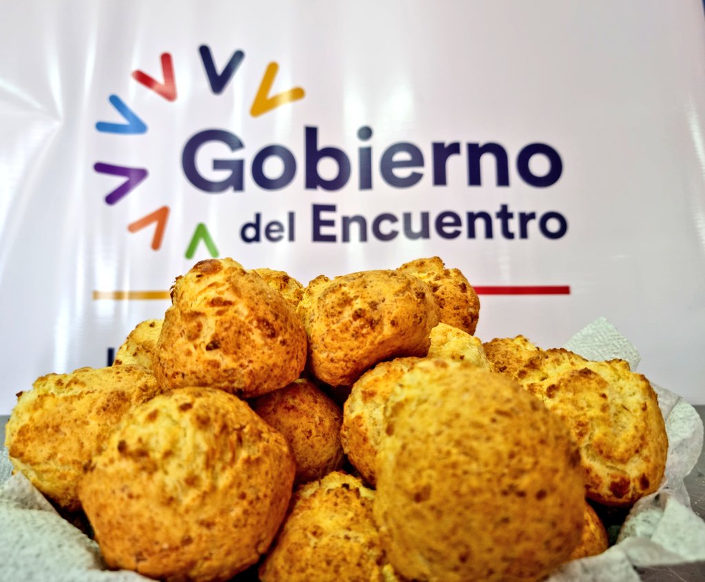 GoberCarchi's tweet photo. El gobernador de la provincia, @yacomarlon Martínez, presentó el resultado del Proyecto #PanDePapa en su 2da fase. En una semana se realizará la fase 3 que es la determinación final del producto para presentarlo en la #FeriaDelPan a desarrollarse en #Tulcán.
#EcuadorDelEncuentro https://t.co/9B3MyZx5bb