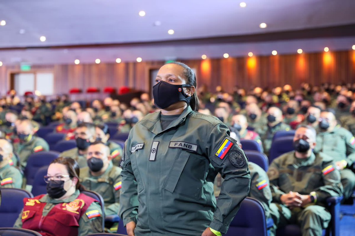 Excelente reunión en la Academia Militar con el Estado Mayor Superior y los Comandantes de las Unidades Tácticas de todos los componentes de la FANB, quienes representan el refuerzo de la institución y garantizan la defensa integral, protección y soberanía de la Patria.