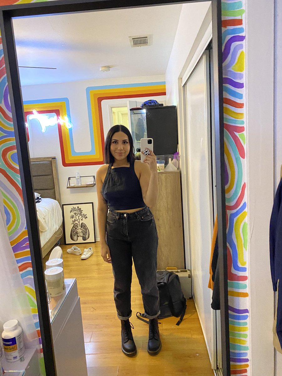 PasosCynthia's tweet photo. All I ever take is mirror pics 👀 https://t.co/aKaB8xfXZE