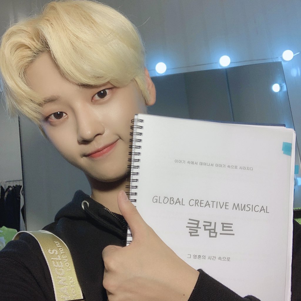 DLittlebug's tweet photo. Much success dear Seokhwa, your presentation will be amazing, I love you 💙💜
#석화의_클림트_함께_보쉴레
#HelloNewKShile 
#위아이 #WEi #강석화 #KANGSEOKHWA @WEi__Official @WEi__Member https://t.co/qdWr9LSlau