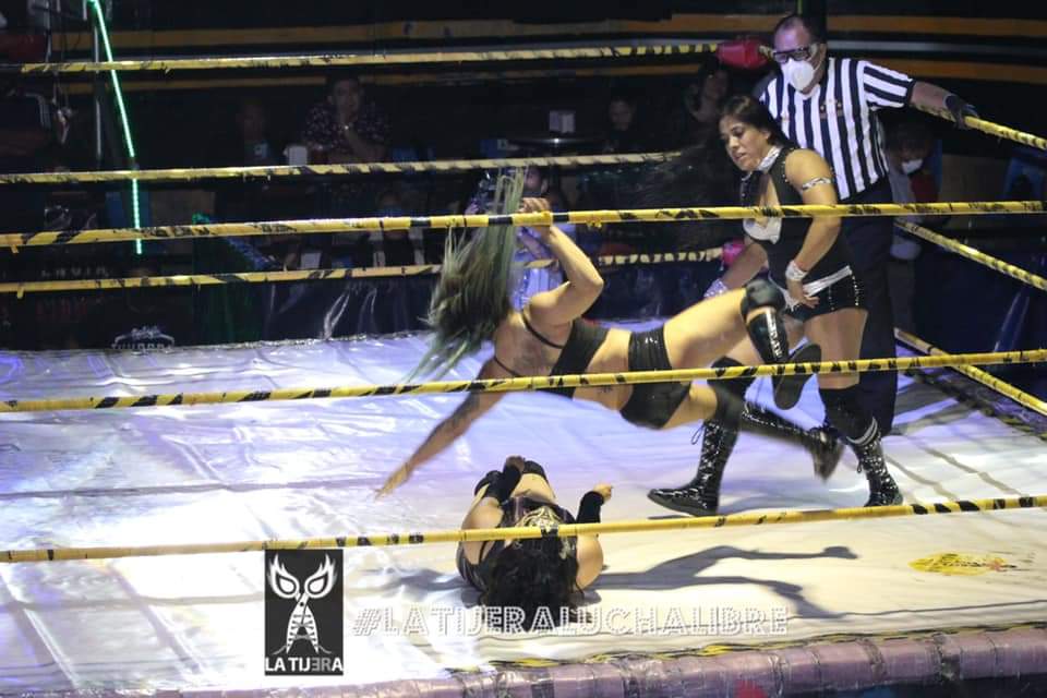 LaTijeraLucha's tweet photo. Dinámica y dura batalla femenil, entre #DiosaQuetzal y #Lolita ante unas despiadadas rudas como lo son #DiosaAtenea y #Satania, saliendo avantes la #DiosaDeNaucalpan y la #MasterMami, quien al final exige una lucha de máscara vs cabellera en #ArenaNaucalpan...
#latijeraluchalibre https://t.co/I9a1Xhnqaa