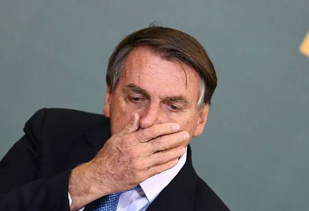 updatecharts's tweet image. Bolsonaro diz que chora sozinho no banheiro quando está diante de muita pressão.