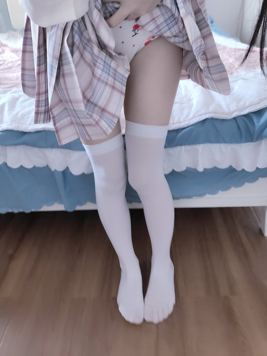 SSS20W0's tweet photo. 我站好啦，你要陪我一起睡觉觉吗~  #白丝袜 #白丝 #白丝美腿 #胖次 #jk制服 #双马尾 https://t.co/zUioaOPbkS