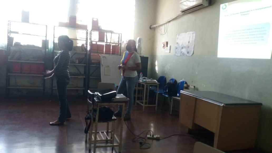 educativa_simon's tweet photo. #14deOct La Coordinación de Media General Técnica y JAA de la @educativa_simon realizó la Formación para los Supervisores Circuitales y al personal directivo del nivel de Media General-Técnica y modalidad de JAA para el inicio de la nueva Escolaridad.
#SoberaníaPatriaYPaz https://t.co/3CvyD4LUb3