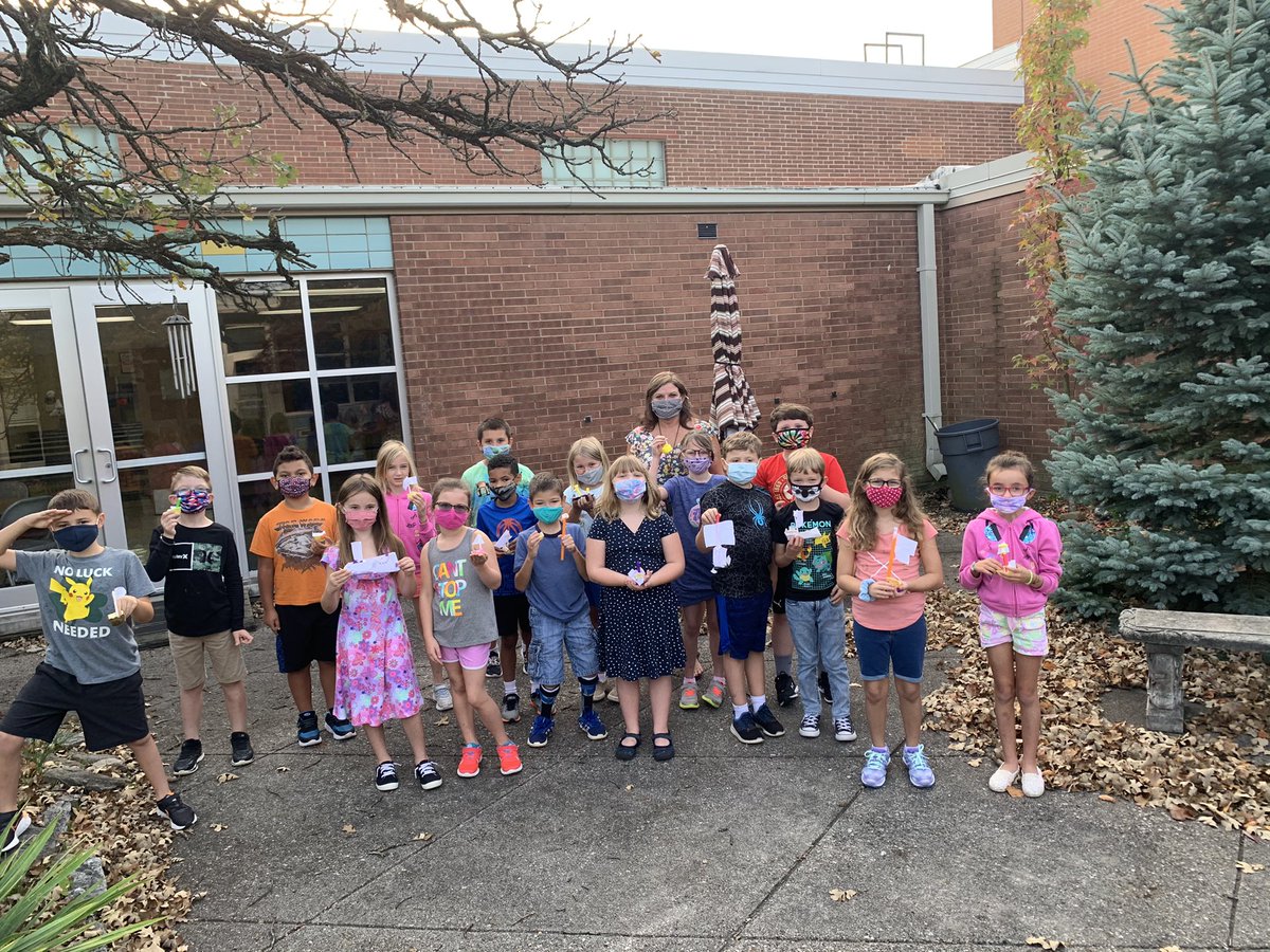 PrassPaxson's tweet photo. Ms. Courtney’s 2nd grade class create, construct, and experiment with reusable materials to build a floating boat. #EngagedCollaborators, #WeAreFirebirds https://t.co/bPce1QeXJn